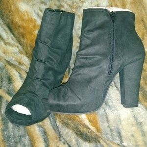 Black heeled boot